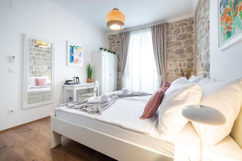 Flora-Heartbeat Old City Three Bedrooms Apartment Дубровник Екстериор снимка