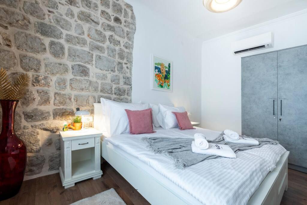 Flora-Heartbeat Old City Three Bedrooms Apartment Дубровник Екстериор снимка