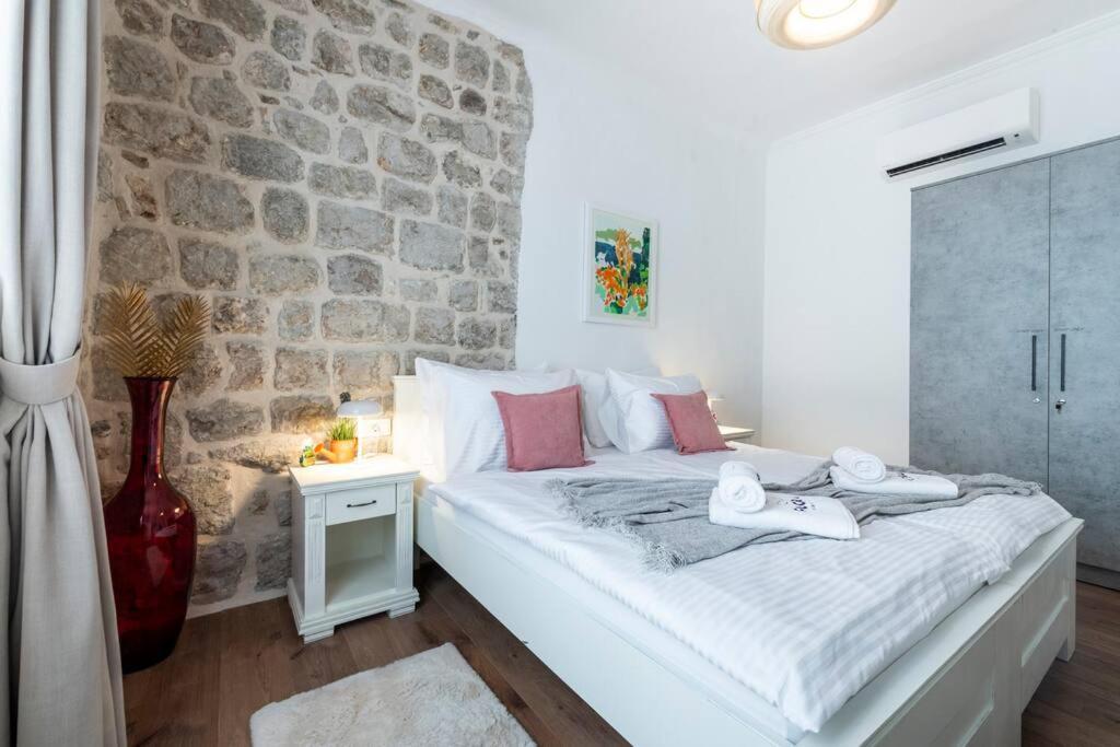 Flora-Heartbeat Old City Three Bedrooms Apartment Дубровник Екстериор снимка