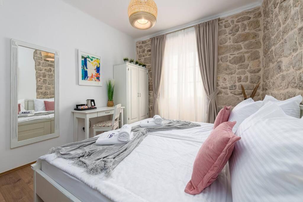 Flora-Heartbeat Old City Three Bedrooms Apartment Дубровник Екстериор снимка